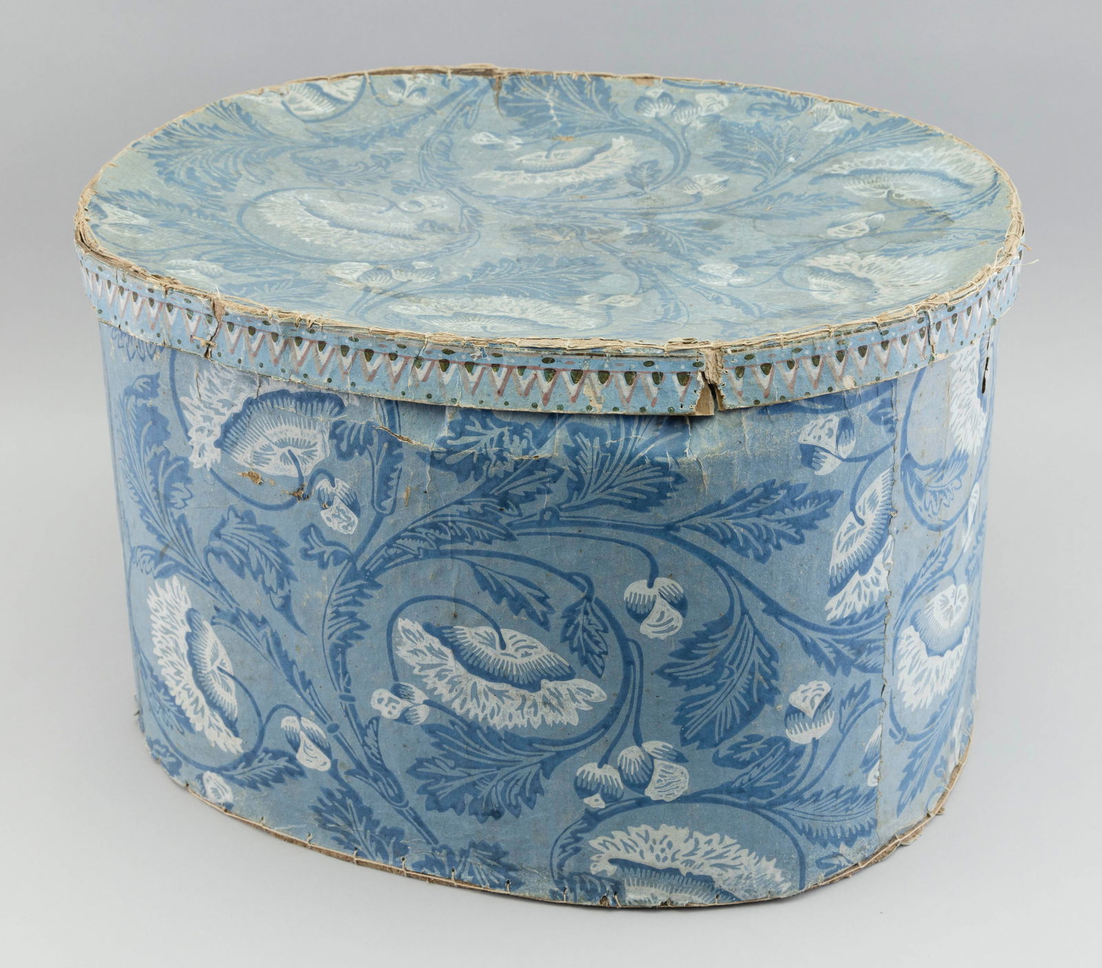 LARGE OVAL HAT BOX Late 19th Century Height 11.5î. Length 18î. Width 15î. (1 of 2)