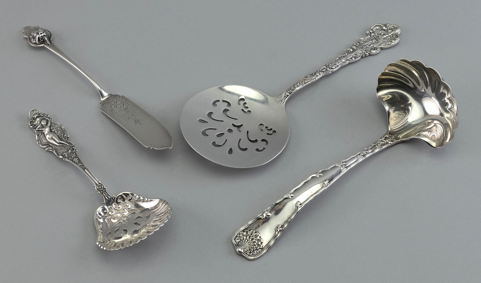 FOUR STERLING SILVER SERVING PIECES Early to Mid-20th Century Approx. 6.8 troy oz. (1 of 2)