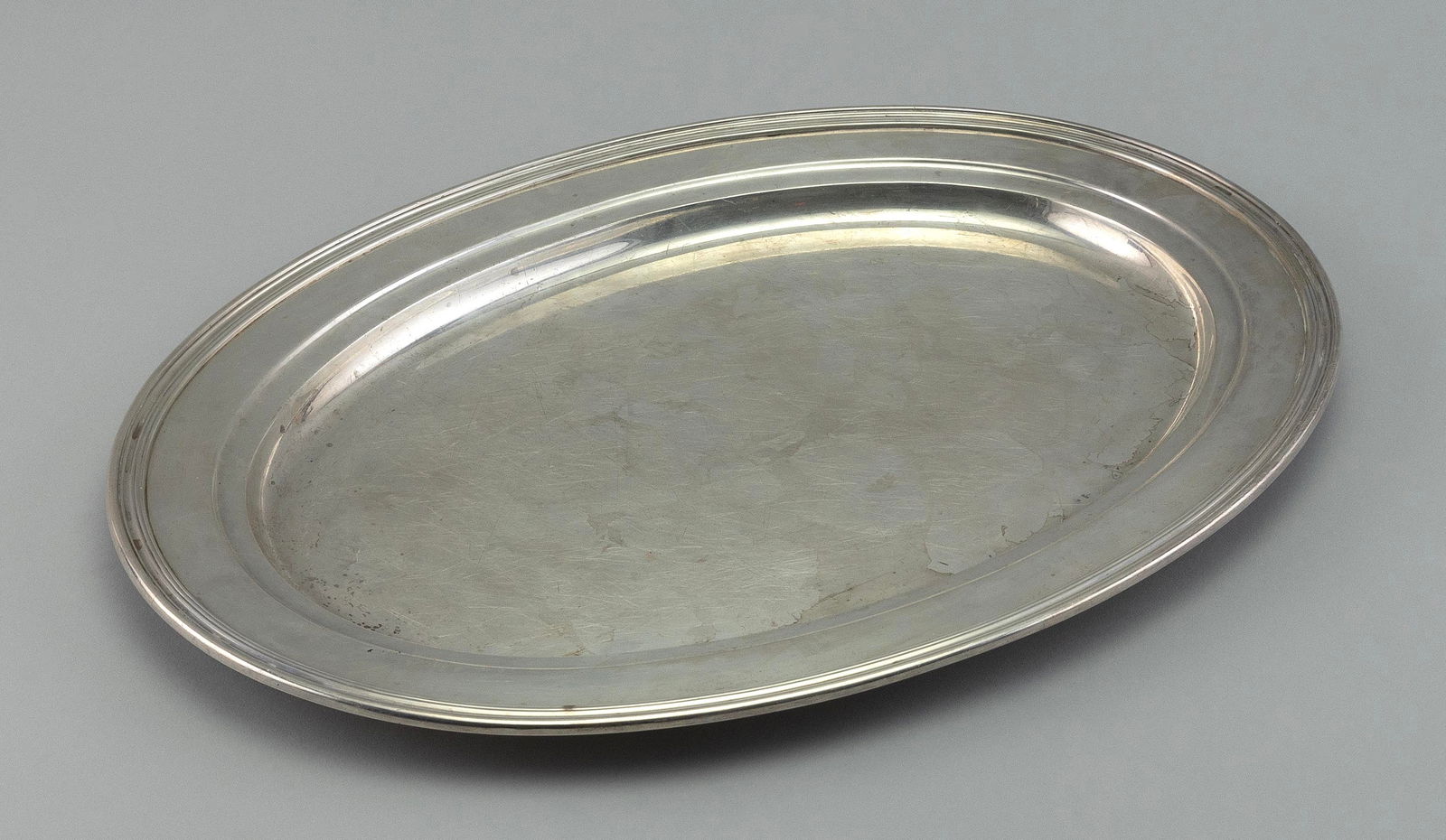TIFFANY & CO. STERLING SILVER OVAL SERVING TRAY New York, Early 20th Century Approx. 48.6 troy oz. (1 of 2)