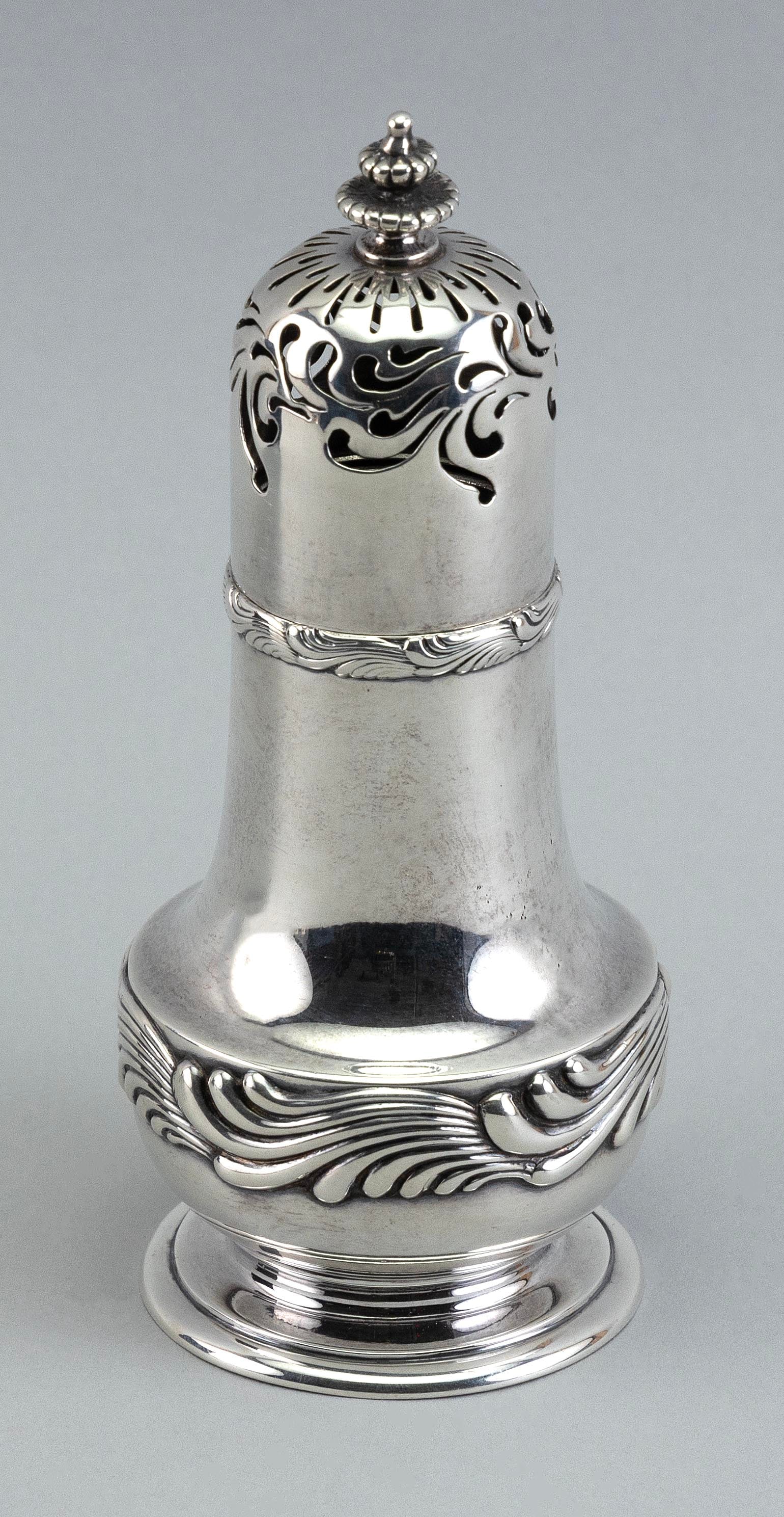 TIFFANY & CO. "WAVE EDGE" MUFFINEER New York, Late 19th/Early 20th Century Approx. 5.0 troy oz. (1 of 2)