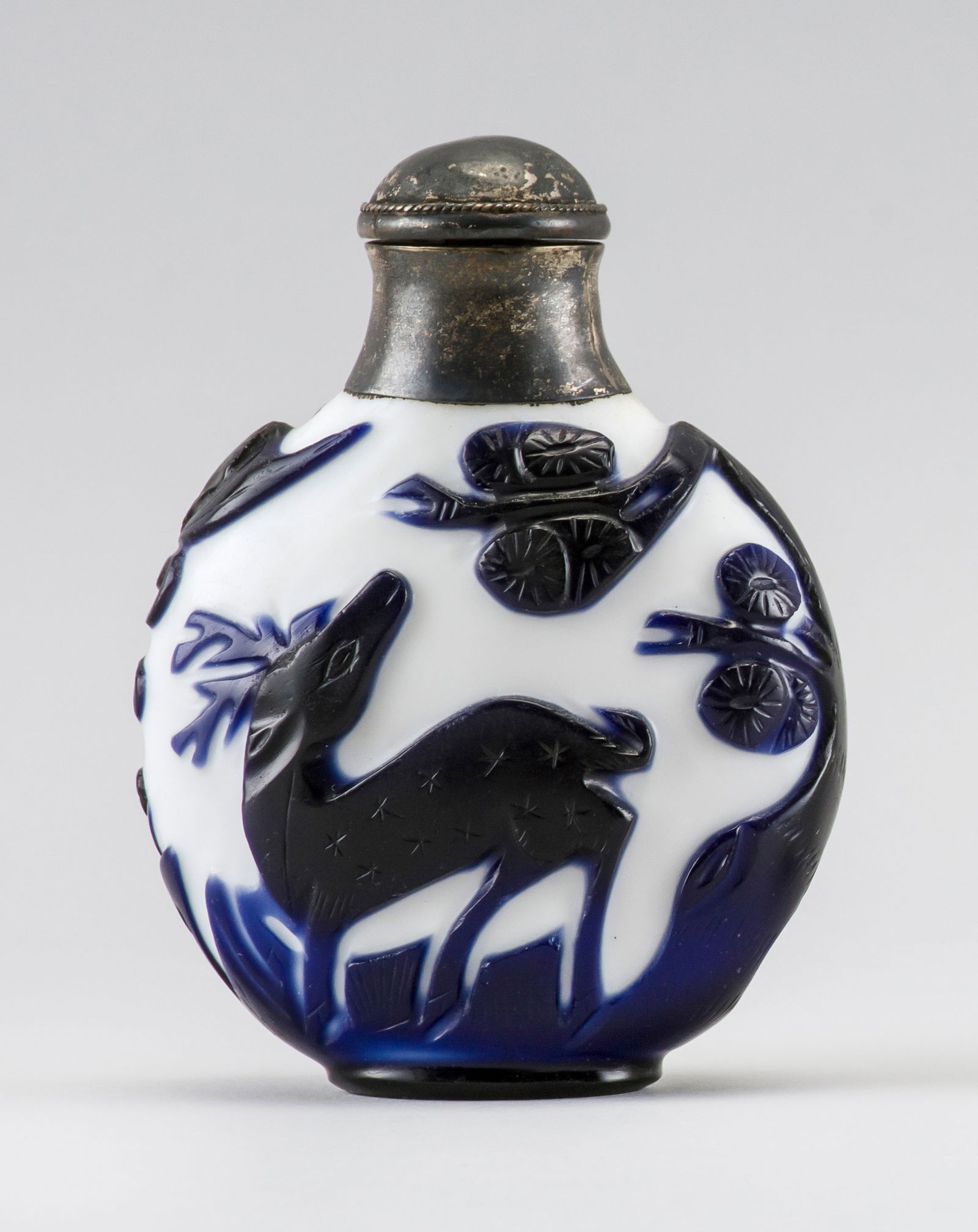 CHINESE OVERLAY GLASS MASTER SNUFF BOTTLE Early 20th Century Height 4.75". (1 of 4)