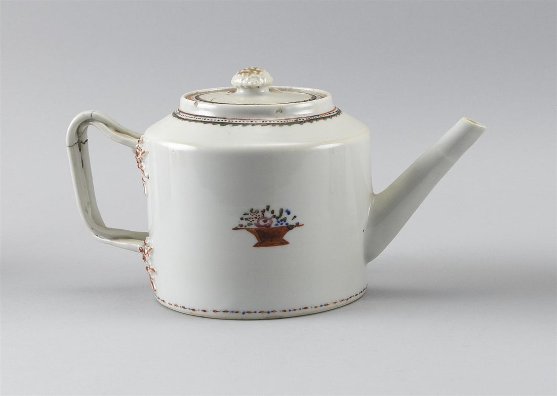 CHINESE EXPORT PORCELAIN COVERED TEAPOT Height 9.75". (1 of 3)