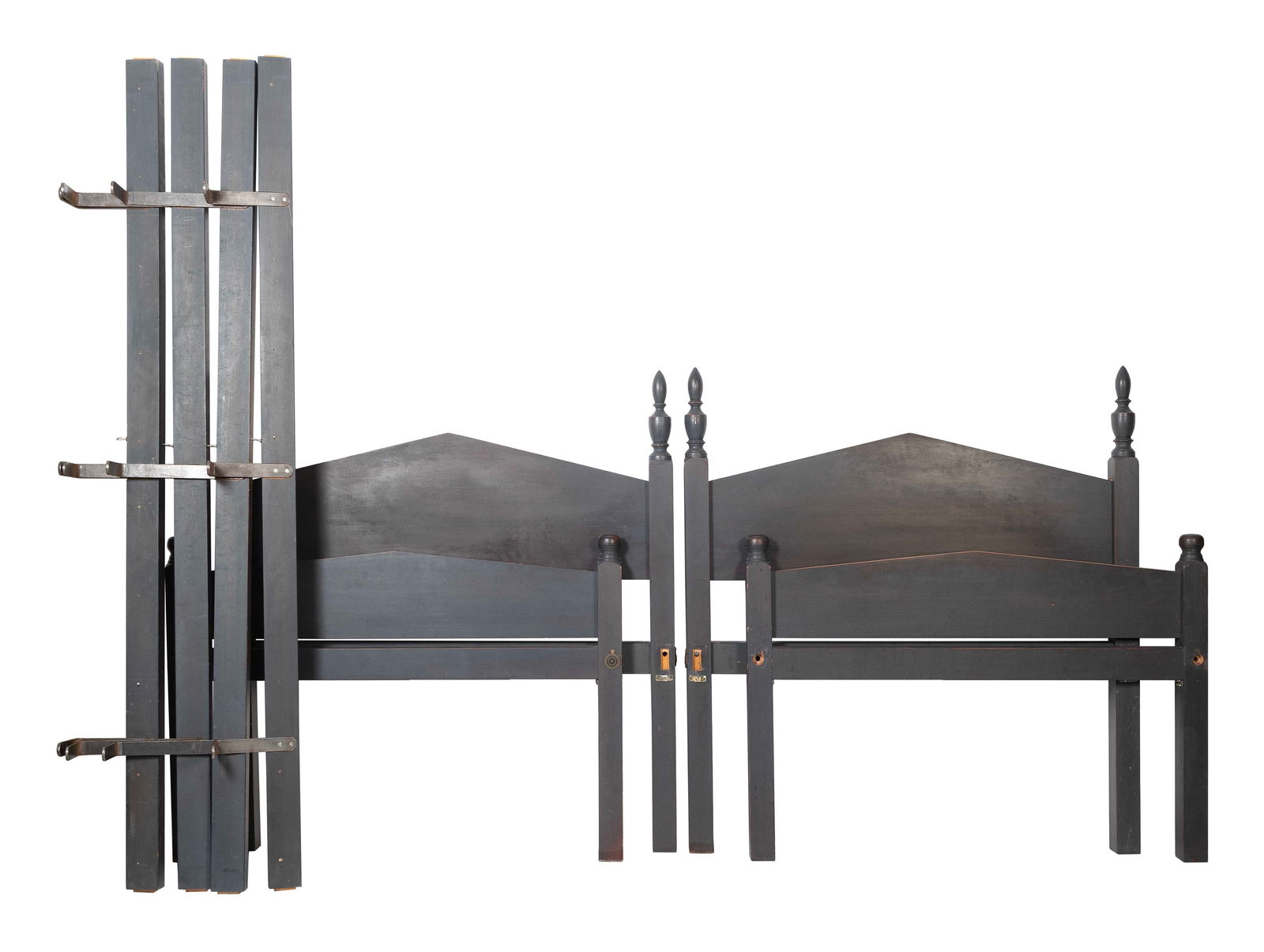 PAIR OF ELDRED WHEELER TWIN BEDS Massachusetts, 20th Century Heights 46.5". Widths 43". (1 of 1)