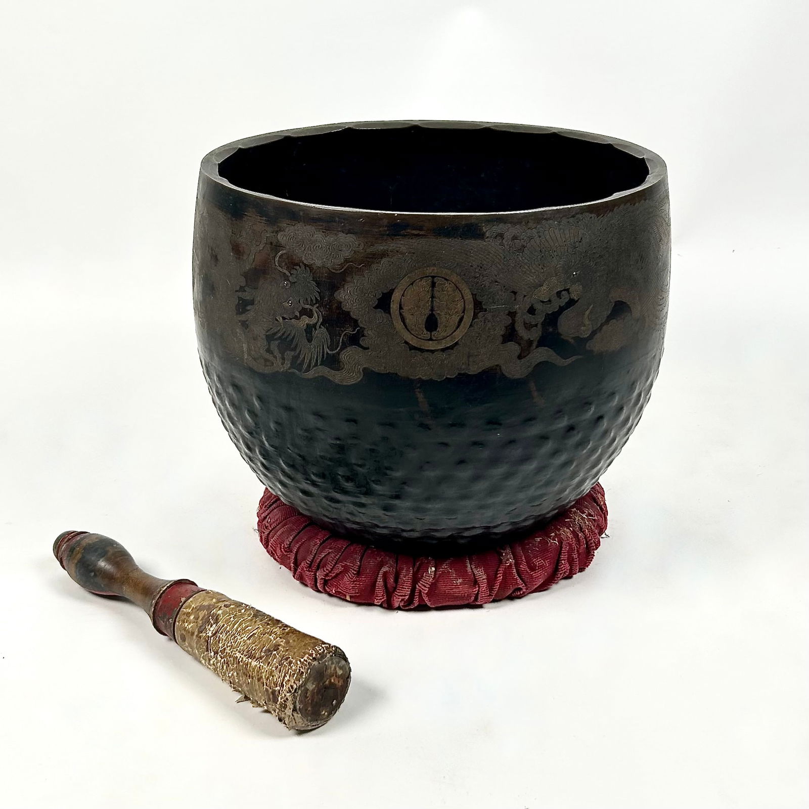 JAPANESE BRONZE GONG 19th Century Height 15.5". Diameter 20". (1 of 12)