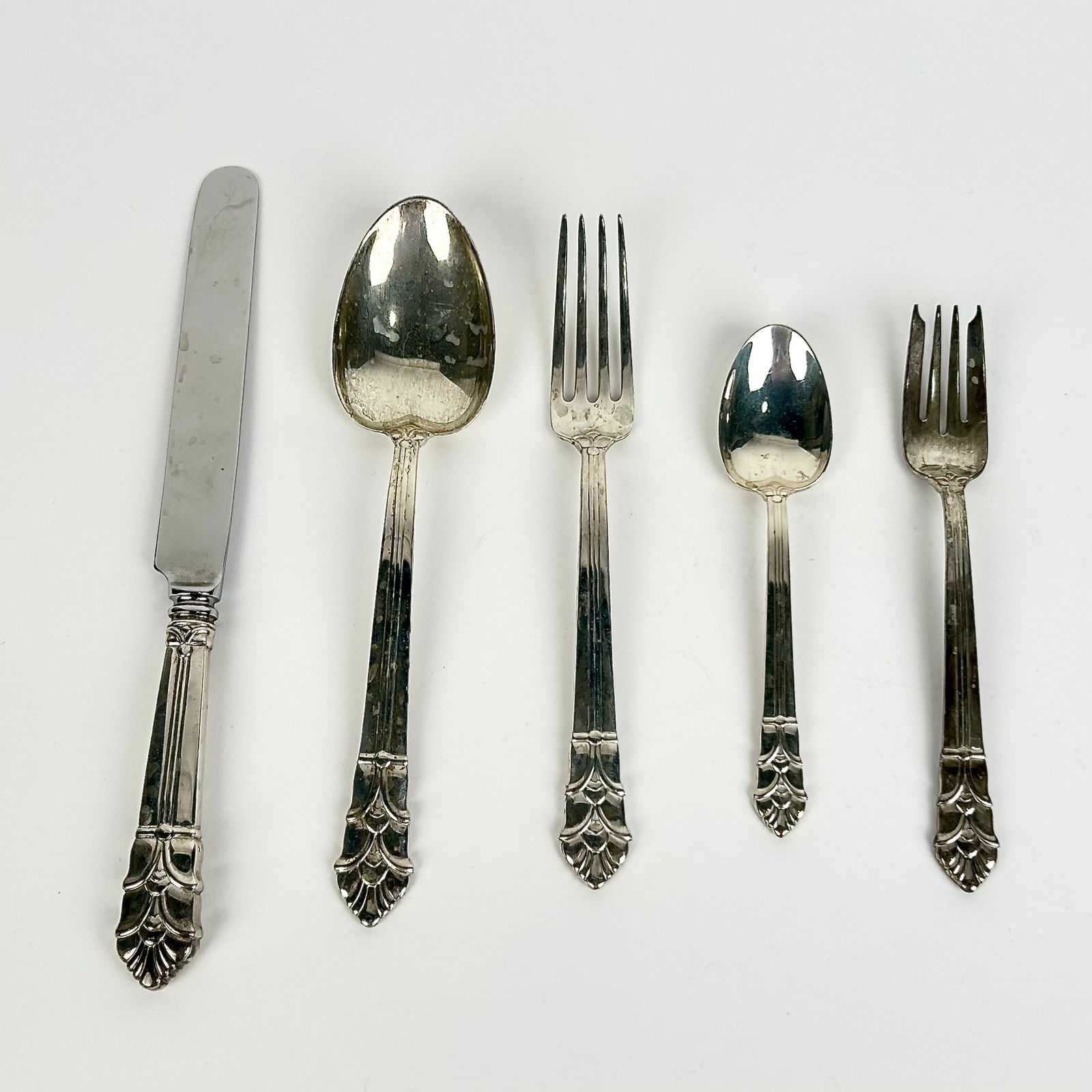 FIVE PIECES OF TIFFANY & CO. "PALMETTE" STERLING SILVER FLATWARE Mid-20th Century Approx. 10.1 troy (1 of 2)