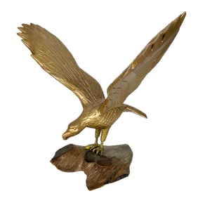 CARVED SPREAD-WING EAGLE BY JOE WAISGERBER Massachusetts, d. 2022 Height 24". Width 30". Depth 19".