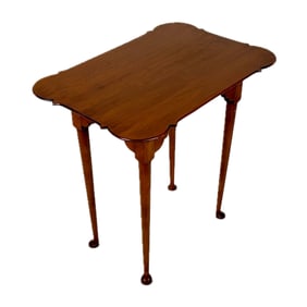 ELDRED WHEELER QUEEN ANNE-STYLE LAMP TABLE Massachusetts, Late 20th Century Height 25". Top 25.5" x
