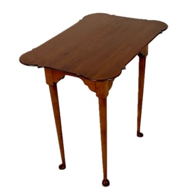 ELDRED WHEELER QUEEN ANNE-STYLE LAMP TABLE Massachusetts, Late 20th Century Height 25". Top 25.5" x