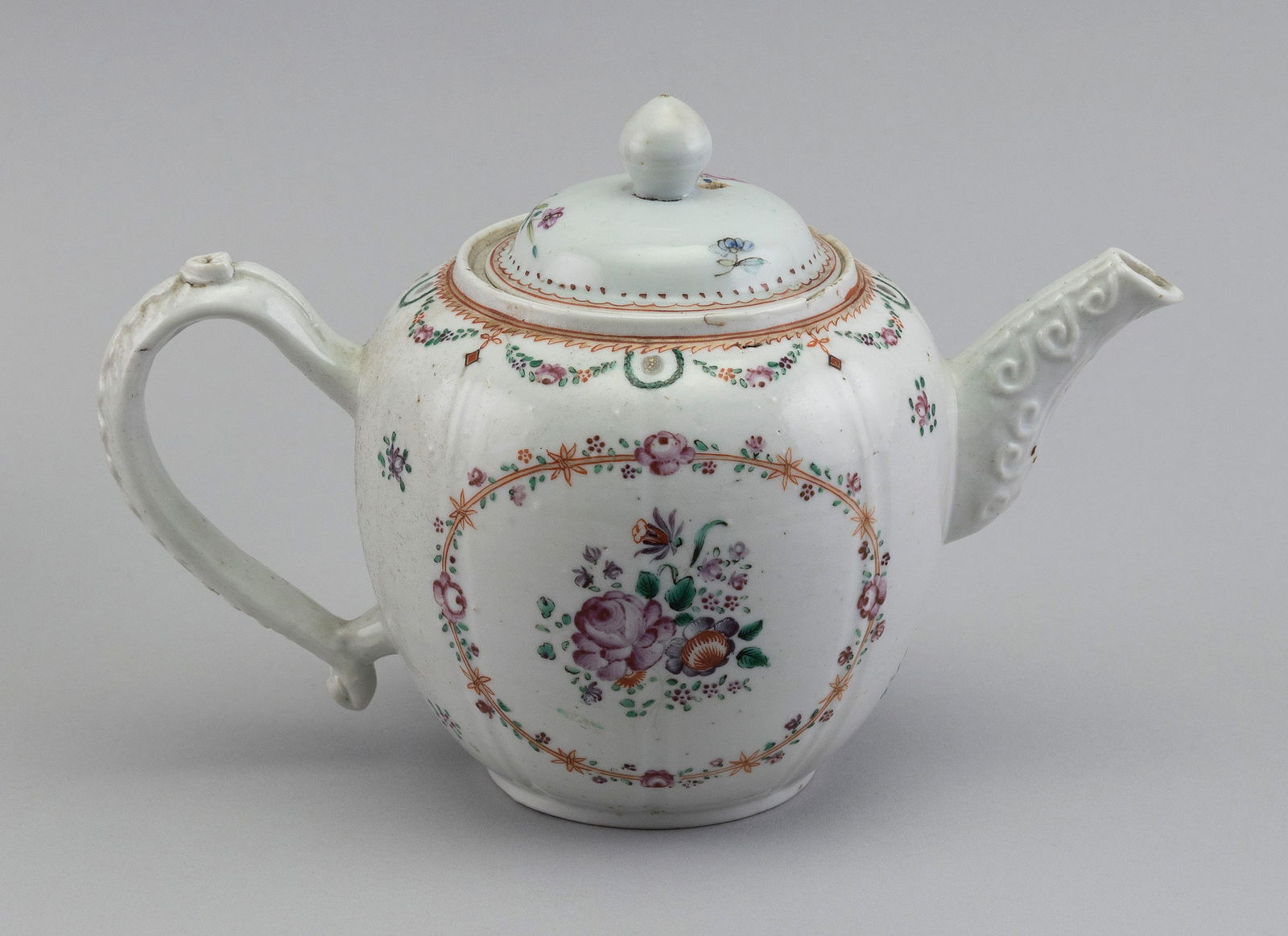 CHINESE EXPORT PORCELAIN TEAPOT Qianlong Period, 18th Century Height 5.5". Length 9". (1 of 3)