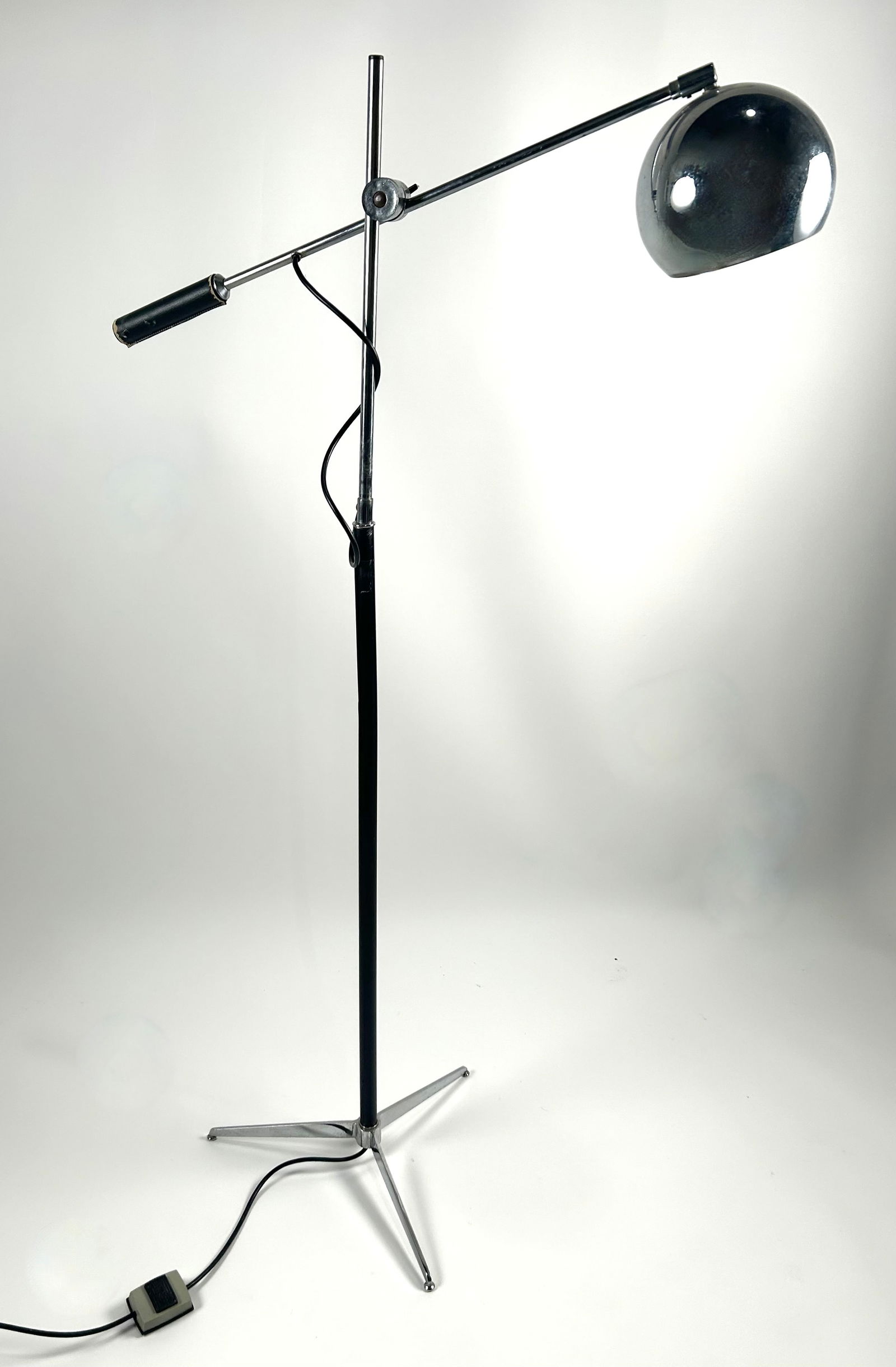 GINO SARFATTI-STYLE CHROME FLOOR LAMP Italy, Mid-20th Century Height 58.5". Base diameter approx. (1 of 1)