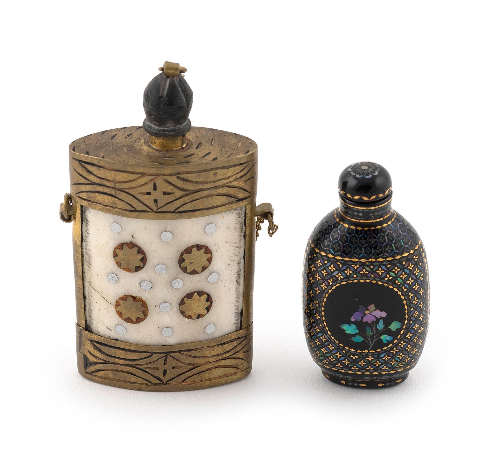 TWO CHINESE SNUFF BOTTLES Early 20th Century (1 of 3)