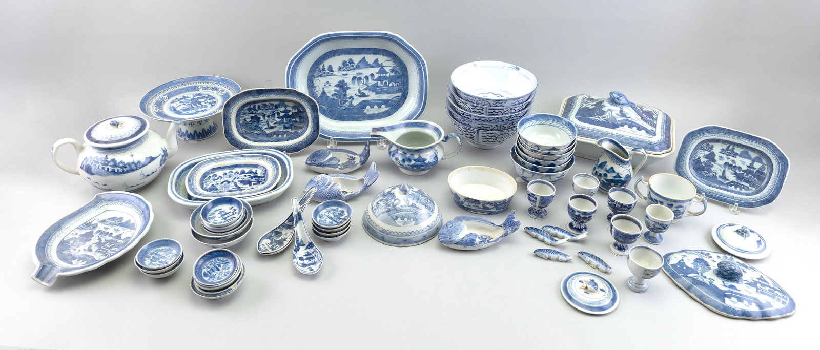 LARGE GROUP OF CHINESE AND JAPANESE BLUE AND WHITE PORCELAIN 19th and 20th Century Lengths to: LARGE GROUP OF CHINESE AND JAPANESE BLUE AND WHITE PORCELAIN19th and 20th CenturyApprox. 61 pieces. Includes bowls, vegetables dishes, a tazza, egg cups, small trays, etc.Lengths to approx. 9.5". Prov