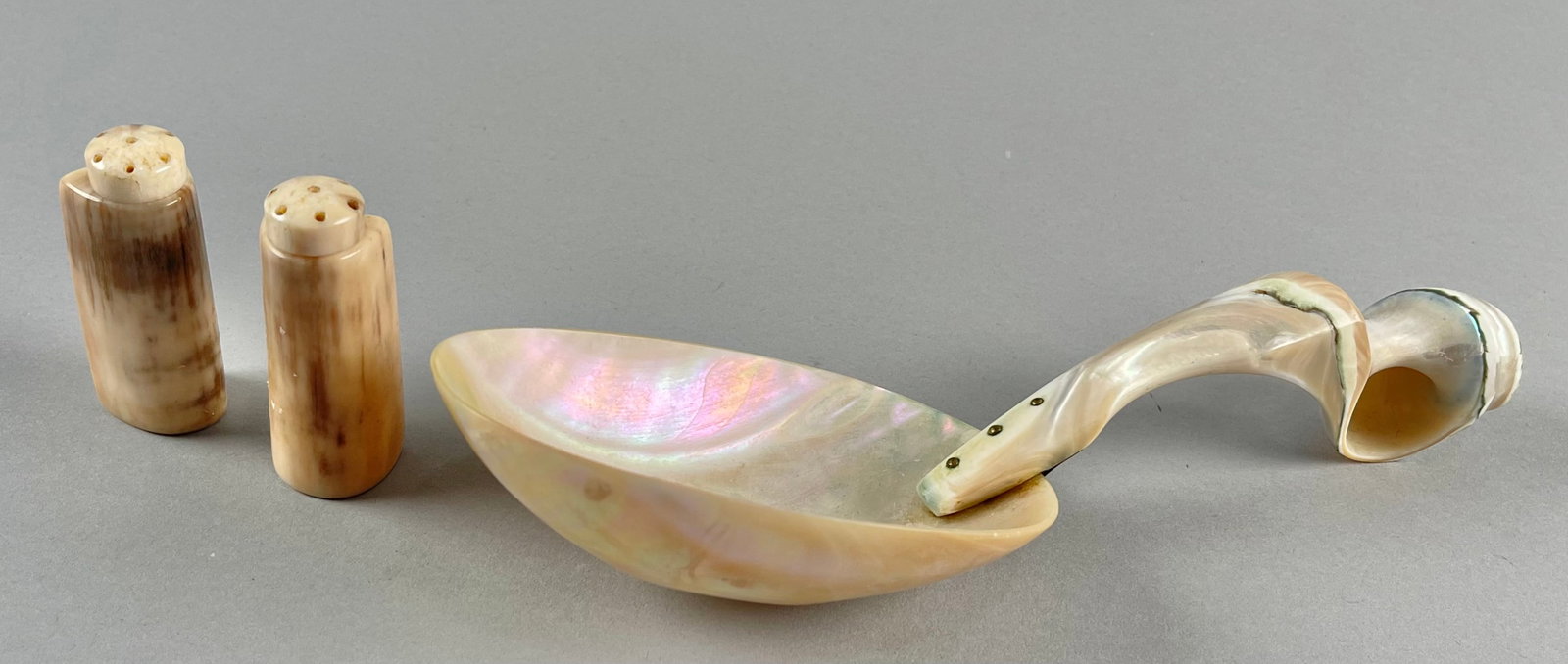 WALRUS IVORY SALT AND PEPPER SHAKERS AND A SHELL SPOON 19th/20th Century Length 3" and 10".: WALRUS IVORY SALT AND PEPPER SHAKERS AND A SHELL SPOON 19th/20th Century Length 3" and 10".