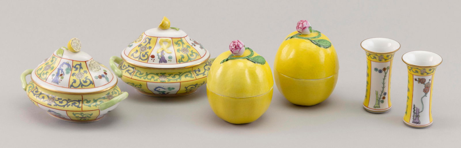 FIVE PIECES OF HEREND PORCELAIN 20th Century Heights from 3.5" to 4.5". (1 of 2)