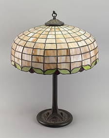 STAINED GLASS AND PATINATED BRONZE TABLE LAMP ATTRIBUTED TO HANDEL 20th Century Height 23.5". Shade (1 of 2)