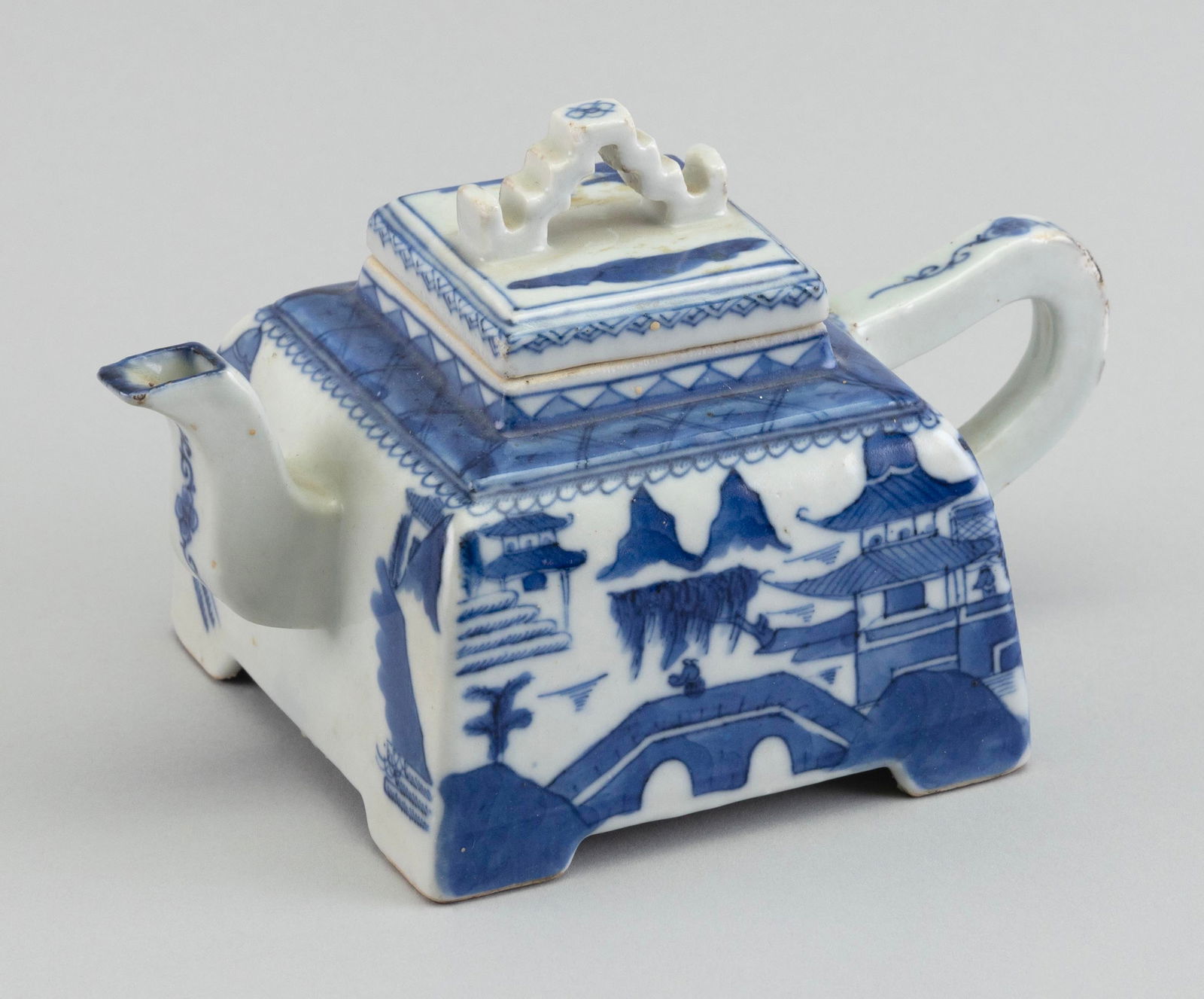 CHINESE EXPORT BLUE AND WHITE CANTON PORCELAIN TEAPOT 19th Century Height 4.5". (1 of 4)