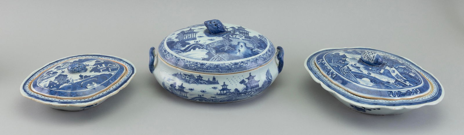 THREE CHINESE EXPORT BLUE AND WHITE CANTON PORCELAIN COVERED CASSEROLE DISHES 19th Century Lengths (1 of 2)