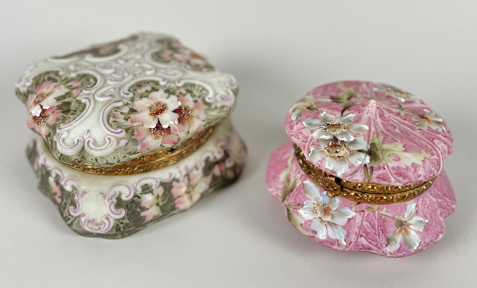 TWO MOUNT WASHINGTON GLASS COMPANY PUFF BOXES/DRESSER JARS Late 19th Century Heights 4". (1 of 4)