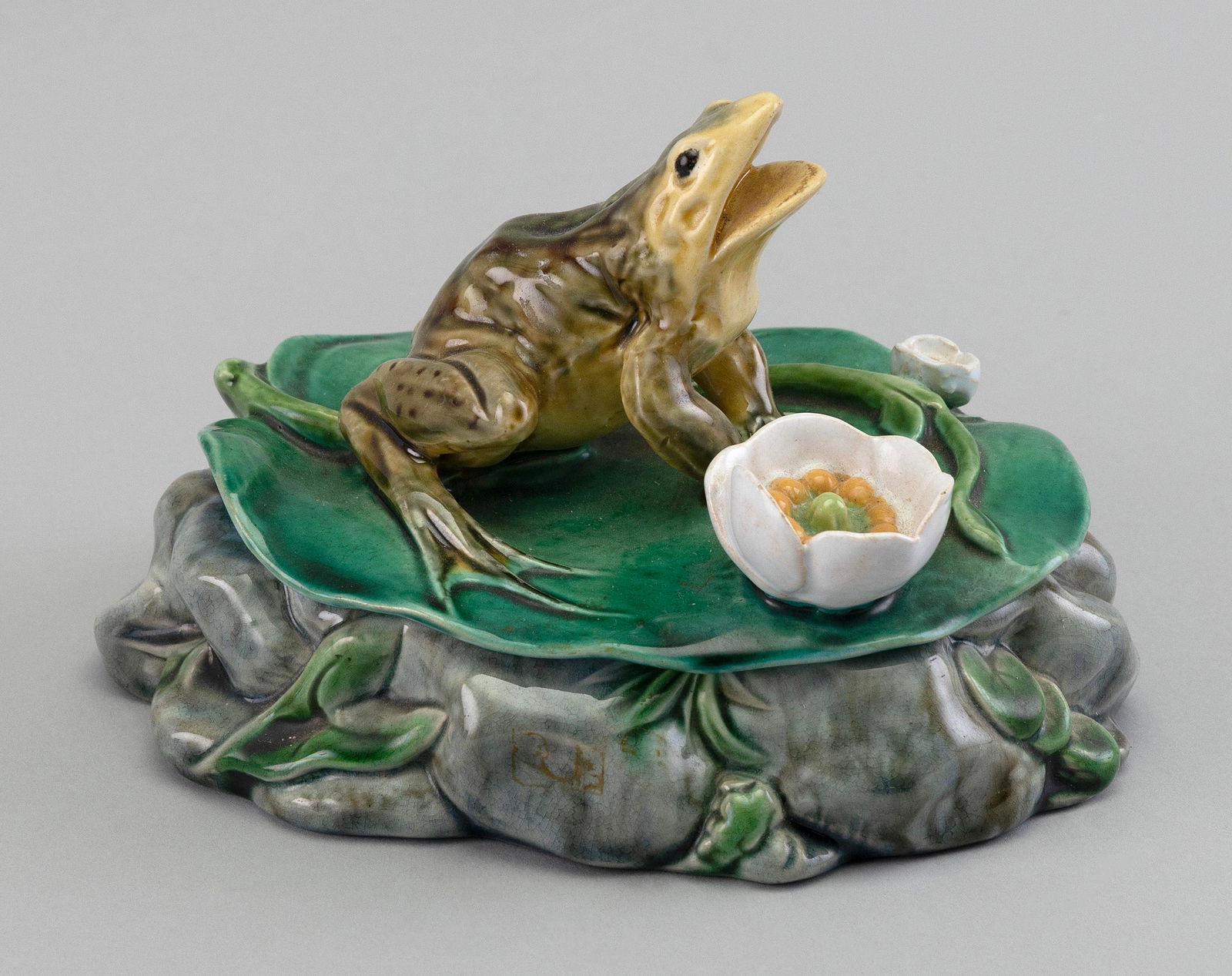 MINTON MAJOLICA POTTERY TRINKET BOX Late 19th Century Height 4.5". Length 6". (1 of 4)