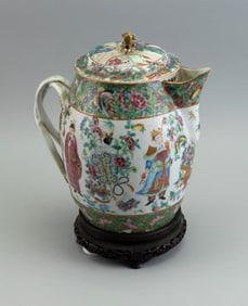 CHINESE EXPORT ROSE MANDARIN PORCELAIN CIDER JUG 19th Century Height 12". With wood stand.