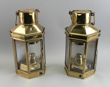 PAIR OF WALL-MOUNTED BRASS MARINE LANTERNS Second Half of the 19th Century Heights excluding handle