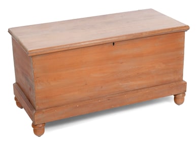 BLANKET CHEST Pennsylvania, Second Quarter of the 19th Century Height 23.25". Width 43.5". Depth