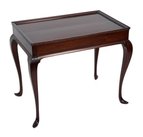 NEWPORT QUEEN ANNE TRAY-TOP TEA TABLE Rhode Island, Mid-18th Century Height 26.25". Length 31".