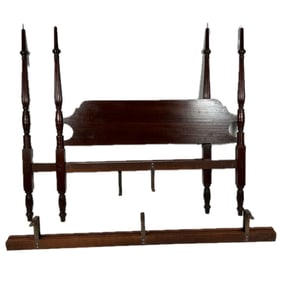 ELDRED WHEELER SHERATON-STYLE QUEEN-SIZE BED Massachusetts, 20th Century Total height 74". Headboard