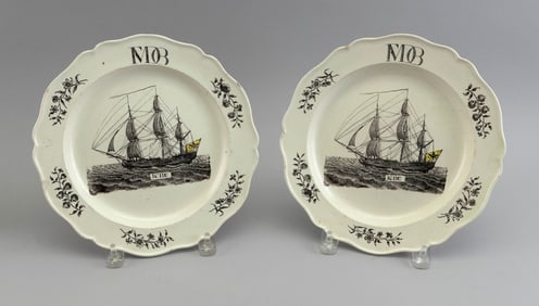 PAIR OF POLYCHROME SOFT-PASTE PLATES WITH SHIP PORTRAITS England, Late 18th/19th Century Diameters