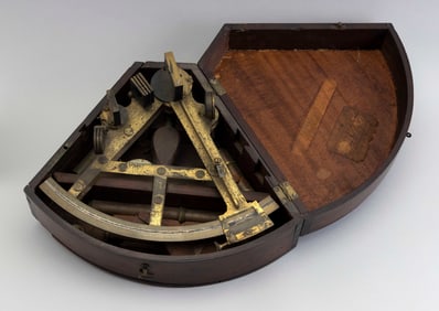 CASED TROUGHTON & SIMMS BRASS DOUBLE-FRAME SEXTANT London, 19th Century Case height 5". Length 13".