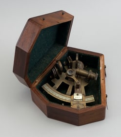 MINIATURE BRASS SEXTANT IN DECORATIVE CASE Case length 5.75". Width 6".