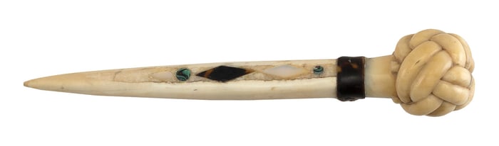 FID WITH TURK'S-HEAD KNOT CARVING 19th Century Length 7.25".