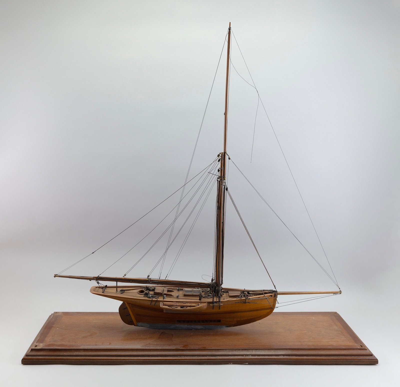 STEPHEN PINNEY MODEL OF A GAFF-RIGGED SLOOP Massachusetts, 20th Century Height 37.25". Length 36".: STEPHEN PINNEY MODEL OF A GAFF-RIGGED SLOOP Massachusetts, 20th Century Plank-on-frame construction. Lead keel. Height 37.25". Length 36".