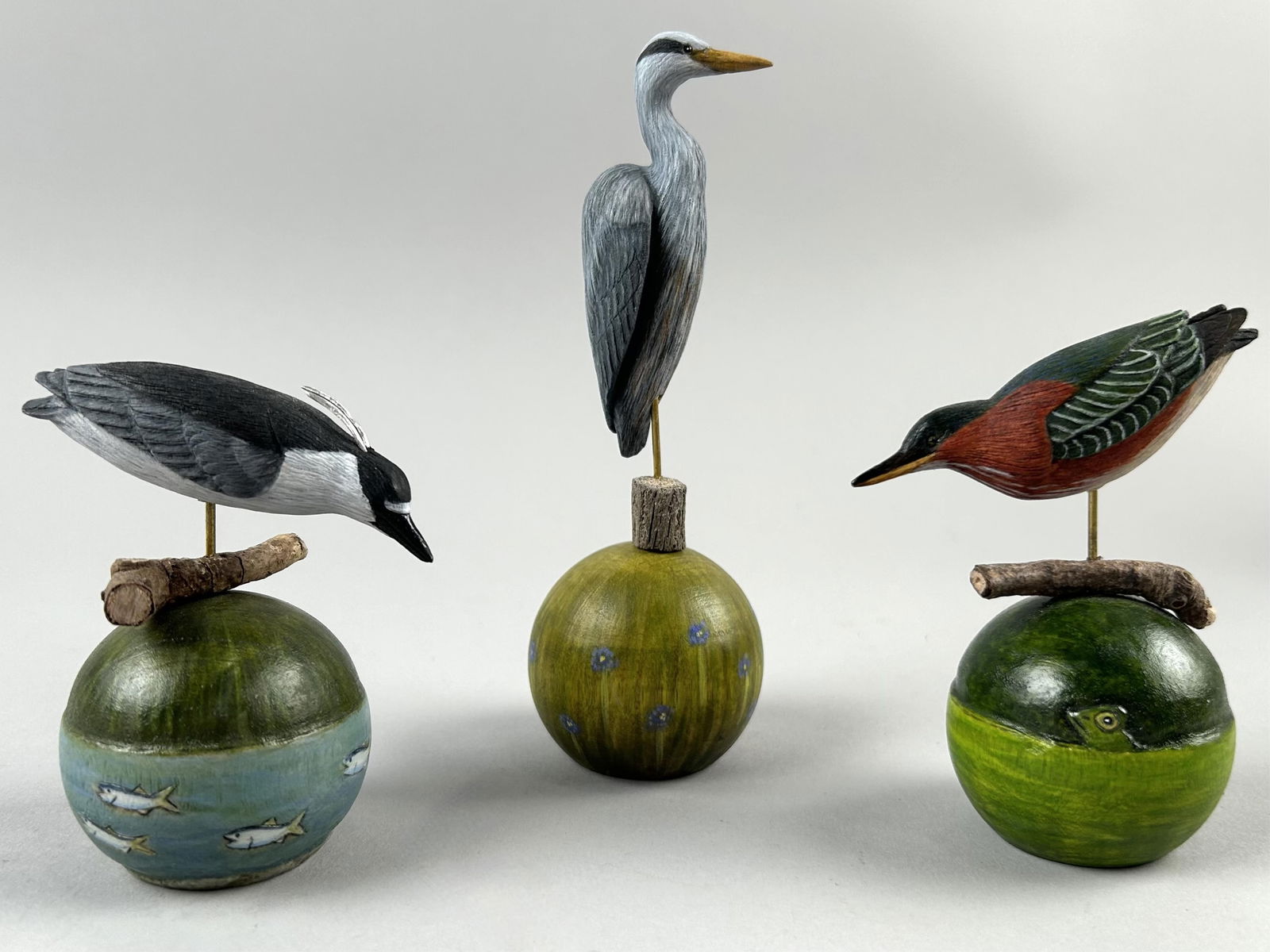 THREE JUNE NOLL MINIATURE HERON CARVINGS Brewster, Massachusetts, Contemporary Heights from 4" to (1 of 2)