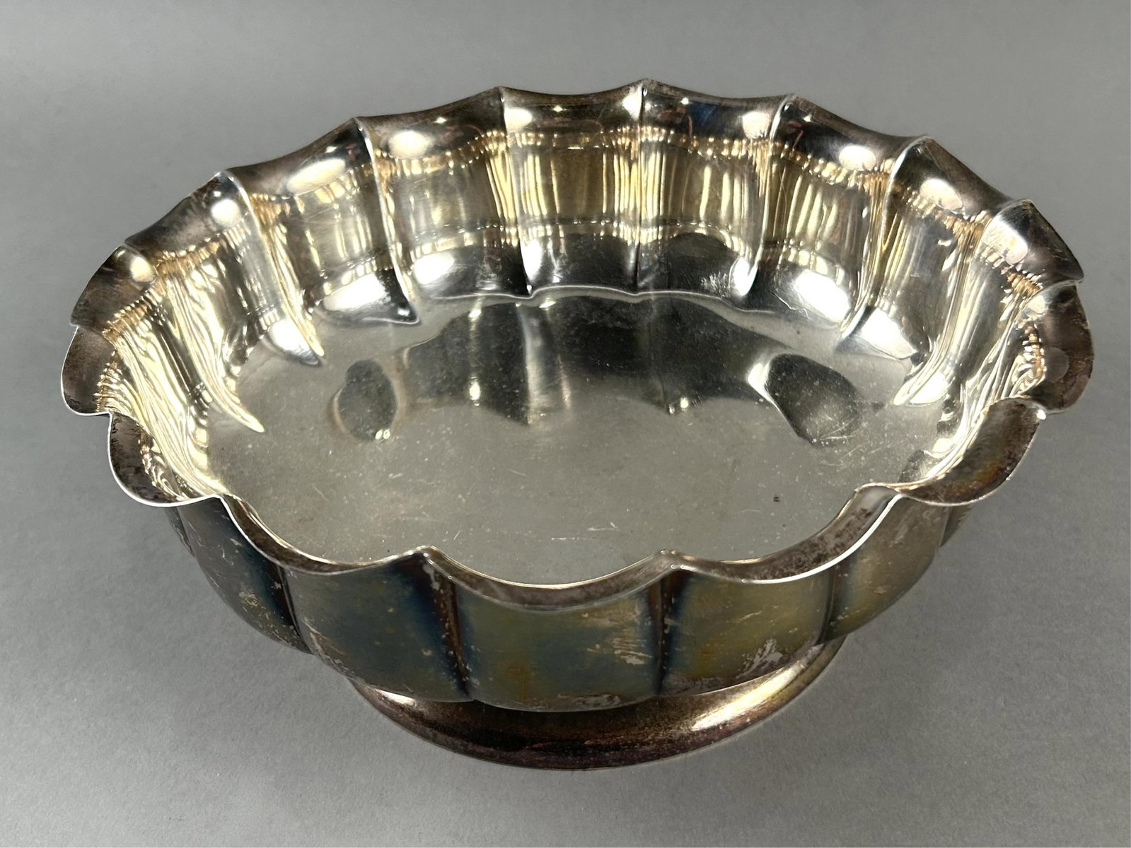 REED & BARTON STERLING SILVER FRUIT BOWL Taunton, Massachusetts, Mid-20th Century Approx. 18.1 troy: REED & BARTON STERLING SILVER FRUIT BOWL Taunton, Massachusetts, Date Letter for 1936 With lobed sides. Marked "X962". Height 3.875". Diameter 9.5". Approx. 18.1 troy oz.
