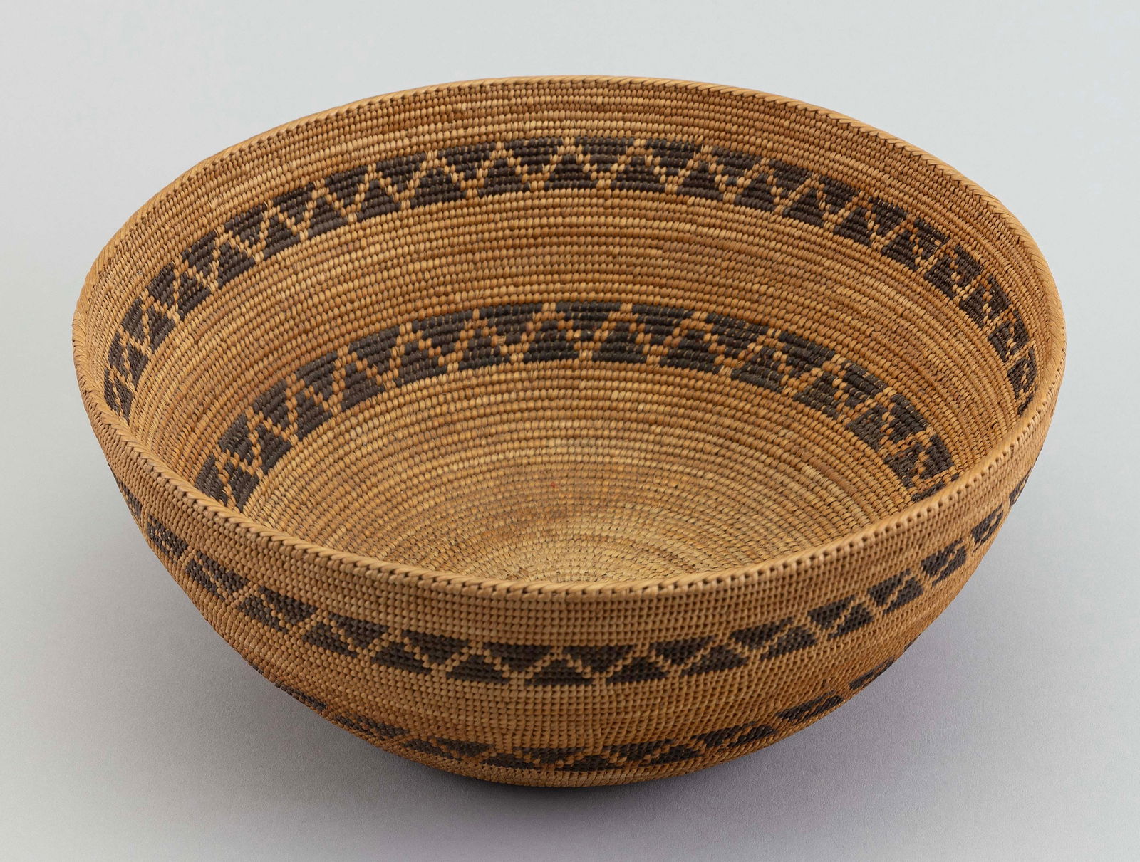 YOKUTS NATIVE AMERICAN BASKET California, Early 20th Century Height 3.75". (1 of 4)