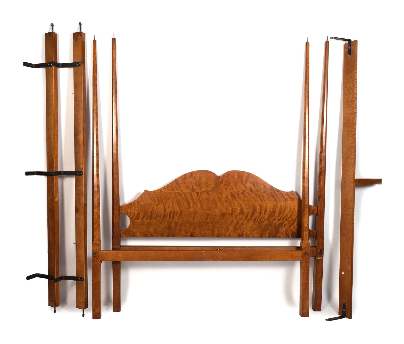 ELDRED WHEELER-STYLE QUEEN-SIZE PENCIL-POST BED 20th Century Width 63". Length 86". (1 of 2)