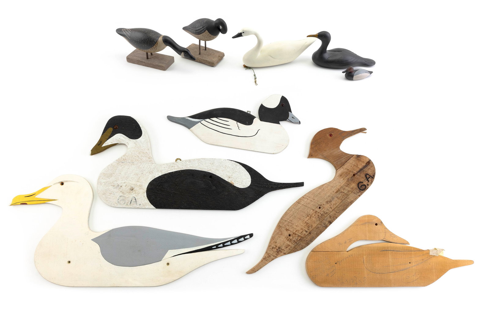 TWELVE GARY AVADANIAN BIRD CARVINGS Massachusetts, 1945-2024 Lengths from 5" to 23".: TWELVE GARY AVADANIAN BIRD CARVINGS Massachusetts, 1945-2024 Includes miniatures, silhouettes and two patterns. Lengths from 5" to 23".