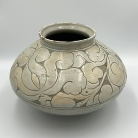 CIZHOU-STYLE SGRAFFITO GLAZE JAR 20th Century Height 6". Width 7".
