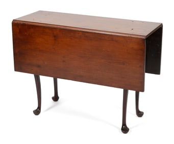 QUEEN ANNE DROP-LEAF TABLE New England, Mid-18th Century Height 29". Length 15.5" plus two 15.5"