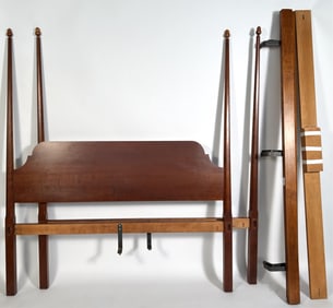 ELDRED WHEELER QUEEN-SIZE BED Massachusetts, 20th Century Height including finials 75.5". Width 61".