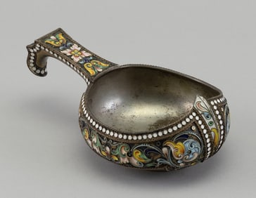 RUSSIAN SILVER AND ENAMEL KOVSH Early 20th Century Height 2". Length 5".