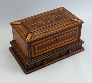 INLAID DRESSER BOX 19th Century Height 7". Width 13.5". Depth 7".