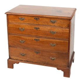 ENGLISH CHIPPENDALE-STYLE BUREAU 20th Century Height 33". Width 35". Depth 18.5".