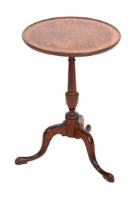 QUEEN ANNE DISH-TOP CANDLESTAND Second Half of the 18th Century Height 26.75". Diameter 17.75".