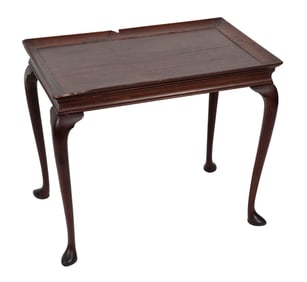 NEWPORT QUEEN ANNE TEA TABLE Rhode Island, 18th Century Height 25.25". Length 30". Width 19".