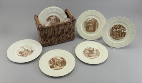 SET OF EIGHT WEDGWOOD "BROWN UNIVERSITY" PLATES 20th Century Diameters 10".