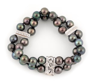 18KT WHITE GOLD, BLACK PEARL AND DIAMOND BRACELET Approx. 24.0 dwt.