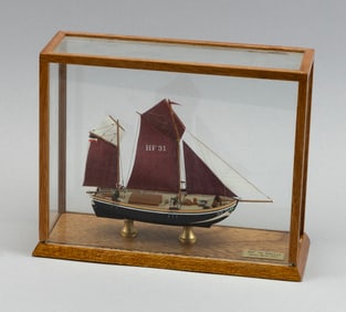 CASED MINIATURE MODEL OF THE NORTH SEA FISHING SAILBOAT "MARIA HF31" 20th Century Model height 4.5".