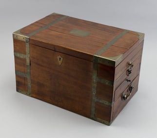 ENGLISH BRASS-BOUND CAMPHORWOOD ARTIST'S BOX 19th Century Height 9.75". Width 16". Depth 10.5".
